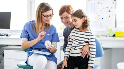 Kreidezähne bei Kindern: Ursachen, Symptome & Zahnpflege