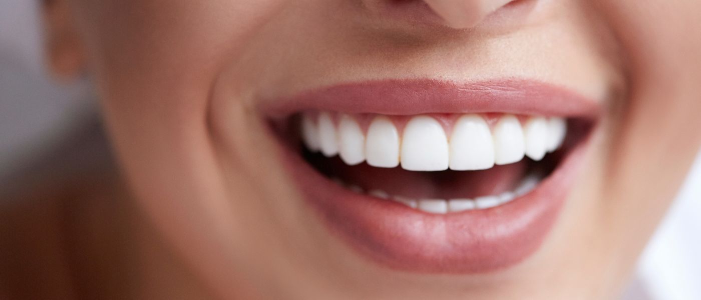 Zahnprothese reinigen & Zahnersatz pflegen – Die besten Tipps